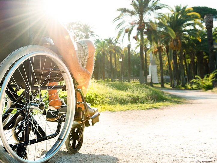 Viajar con una silla de ruedas plegable